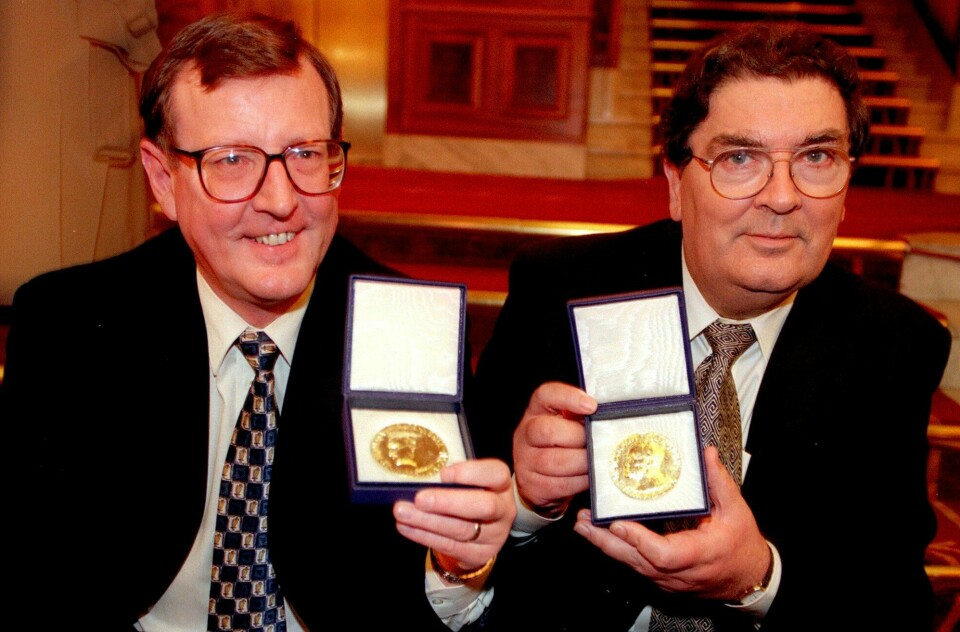 De nordirske politikerne David Trimble (t.v.) og John Hume representerte hver sin side i konflikten, og fikk Nobels fredspris i 1998 for deres innsats for fred i Nord-Irland. De nordirske politikerne John Hume og David Trimble representerte hver sin side i konflikten, og fikk Nobels fredspris i 1998 for deres innsats for fred i Nord-Irland.