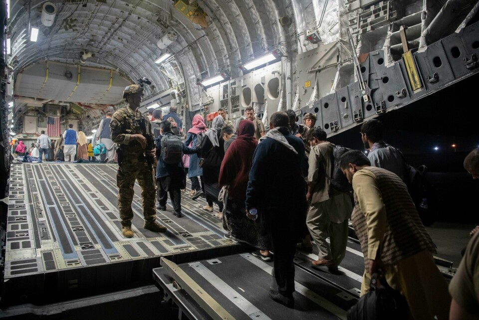 Amerikanske soldater hjelper afghanere om bord et transportfly under evakueringen på flyplassen i Kabul i august 2021. I en ny rapport fra Det hvite hus gis Trump-administrasjonen skylda for den pinlige uttrekkingen av landet. Amerikanske soldater hjelper afghanere om bord et transportfly under evakueringen på flyplassen i Kabul i august 2021. I en ny rapport fra Det hvite hus gis Trump-administrasjonen skylda for den pinlige uttrekkingen av landet. Foto: MSgt. Donald R. Allen / U.S. Air Force via AP / NTB