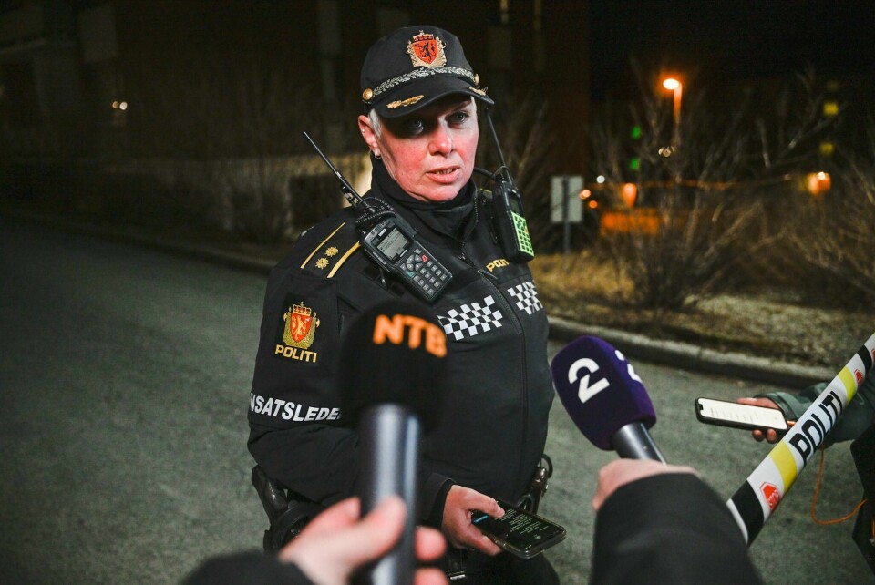 Politiets innsatsleder Solveig Eide ankommer stedet etter at en person er funnet død i en leilighet i Trondheim. En mann i 20-årene er pågrepet og siktet for drap eller medvirkning til dette. Politiets innsatsleder Solveig Eide sier de etterforsker saken som et mulig drap, Foto: Joakim Halvorsen / NTB