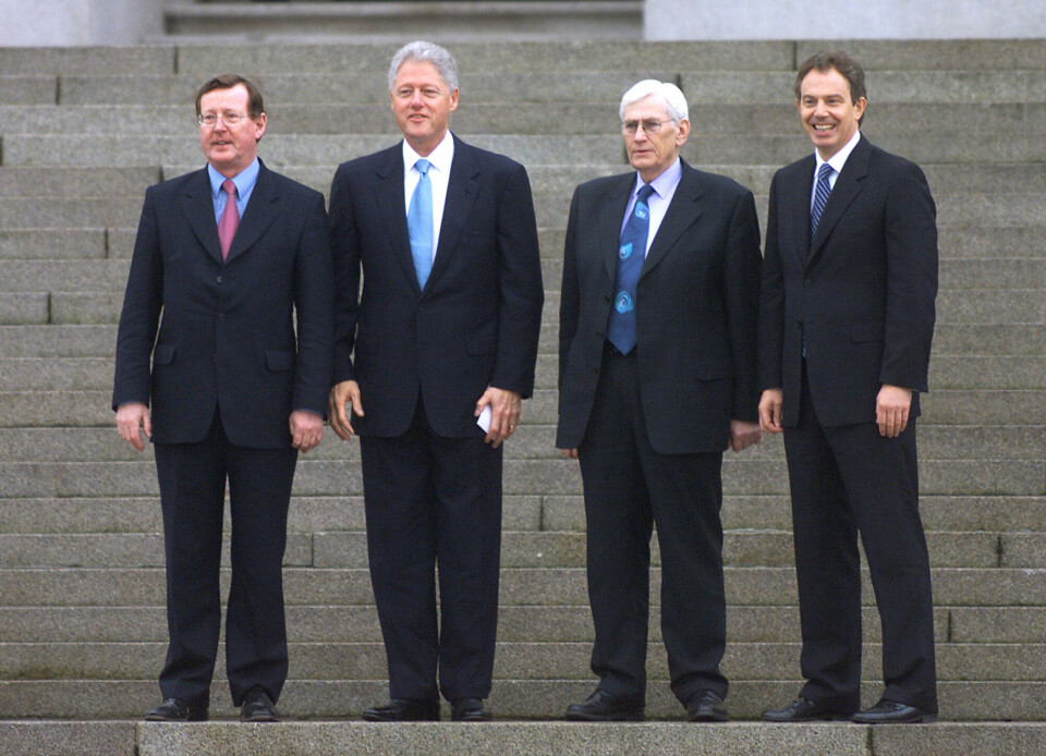 President Bill Clinton var sterkt engasjert i fredsprosessen i Nord-Irland. Her er han i 2000 i Belfast sammen med daværende førsteminister i Nord-Irland, David Trimble, viseførsteminister Seamus Mallon og Storbritannias statsminister Tony Blair. President Bill Clinton var sterkt engasjert i fredsprosessen i Nord-Irland. Her er han i 2000 i Belfast sammen med daværende førsteminister i Nord-Irland, David Trimble, viseførsteminister Seamus Mallon og Storbritannias statsminister Tony Blair.