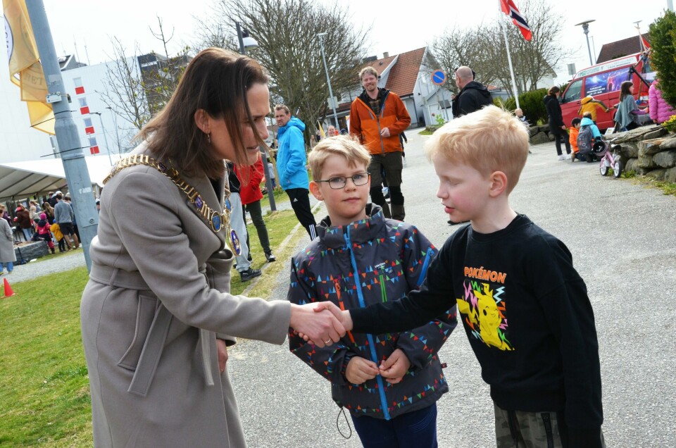 Stavanger-ordfører Kari Nessa Nordtun (Ap) åpnet nye Sunde og Kvernevik bydelshus lørdag. Hun ble stoppet av andreklassingene Hugo og Benjamin som ville takket for at Kvernevik får en ny skole. Stavanger-ordfører Kari Nessa Nordtun (Ap) åpnet nye Sunde og Kvernevik bydelshus lørdag. Hun ble stoppet av andreklassingene Hugo og Benjamin som ville takket for at Kvernevik får en ny skole.