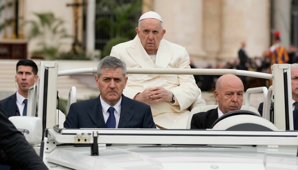 Pope Frans så alvorstynget ut da han søndag ankom Petersplassen i Roma. Pope Frans så alvorstynget ut da han søndag ankom Petersplassen i Roma. Foto: AP / NTB