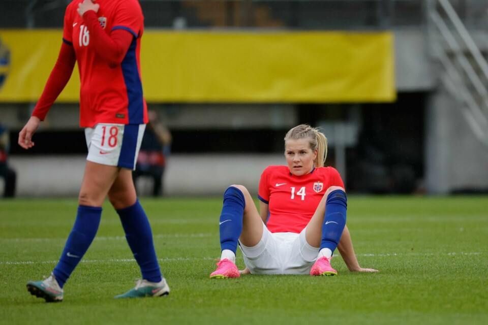 Ada Hegerberg måtte gi seg før pause i kampen mot Sverige i forrige uke. Ada Hegerberg måtte sette seg ned og gi seg før pause i kampen mot Sverige.