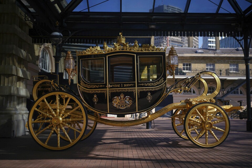 The Diamond Jubilee State Coach, som det engelske kongeparet vil bruke under kroningen 6. mai, har både aircondition og elektriske vinduer. Vogn