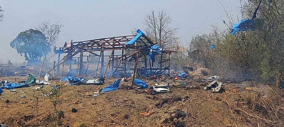 Aktivistgruppen Kyunhla har delt ut dette bildet som viser ødeleggelsene etter tirsdagens luftangrep. Åstedet for et flyangrep mot en samling juntamotstandere i Myanmar, der nærmere 100 mennesker skal ha blitt drept. Foto: Kyunhla Activists Group via AP / NTB