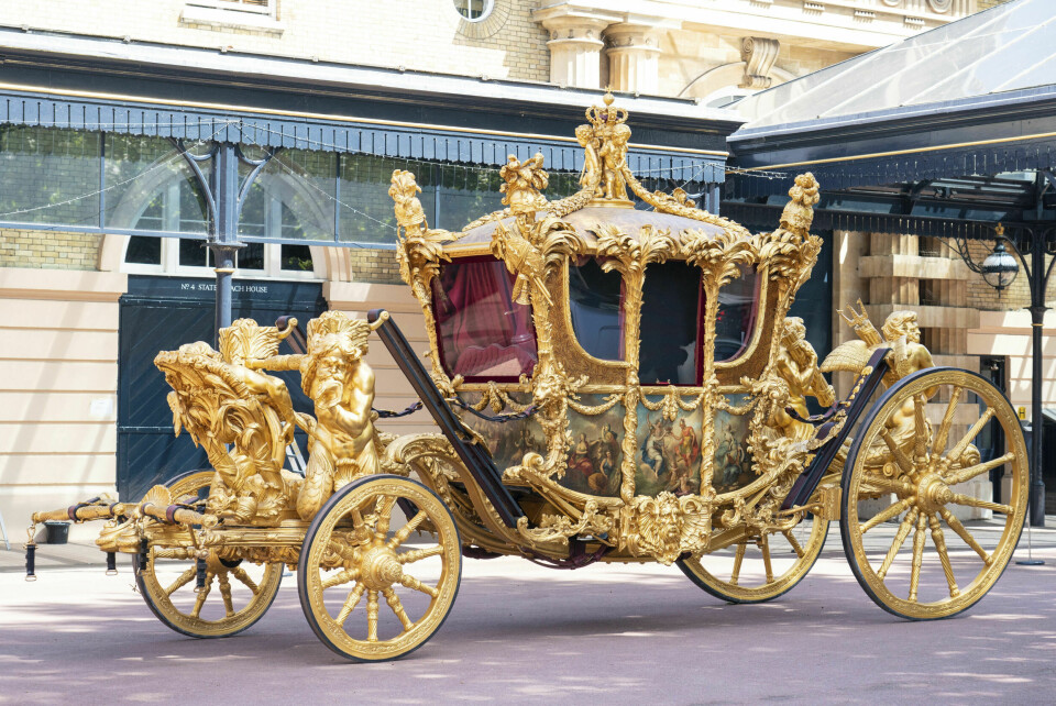 Den tradisjonelle Gold State Coach, som har blitt brukt på tidligere kroninger, er veldig ukomfortabel. Men vil bli brukt på en del av kroningsruten sjette mai. Vogn.