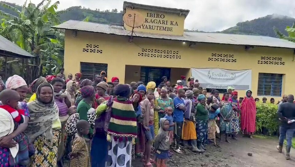 Folk som er rammet av flom i Rwanda, samler seg for å få hjelp. Folk som er rammet av flom i Rwanda, samler seg for å få hjelp. Foto: RwandaTV via AP / NTB