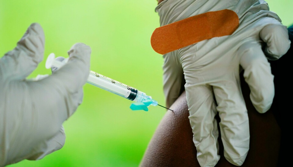 En helsearbeider setter en koronavaksine. Legemiddelgigantene Moderna og Pfizer sier at det ble gjort ti års framgang i vaksineforskningen under pandemien. En helsearbeider setter en koronavaksine. Legemiddelgigantene Moderna og Pfizer sier at det ble gjort ti års framgang i vaksineforskningen under pandemien. Foto: Matt Rourke / AP / NTB