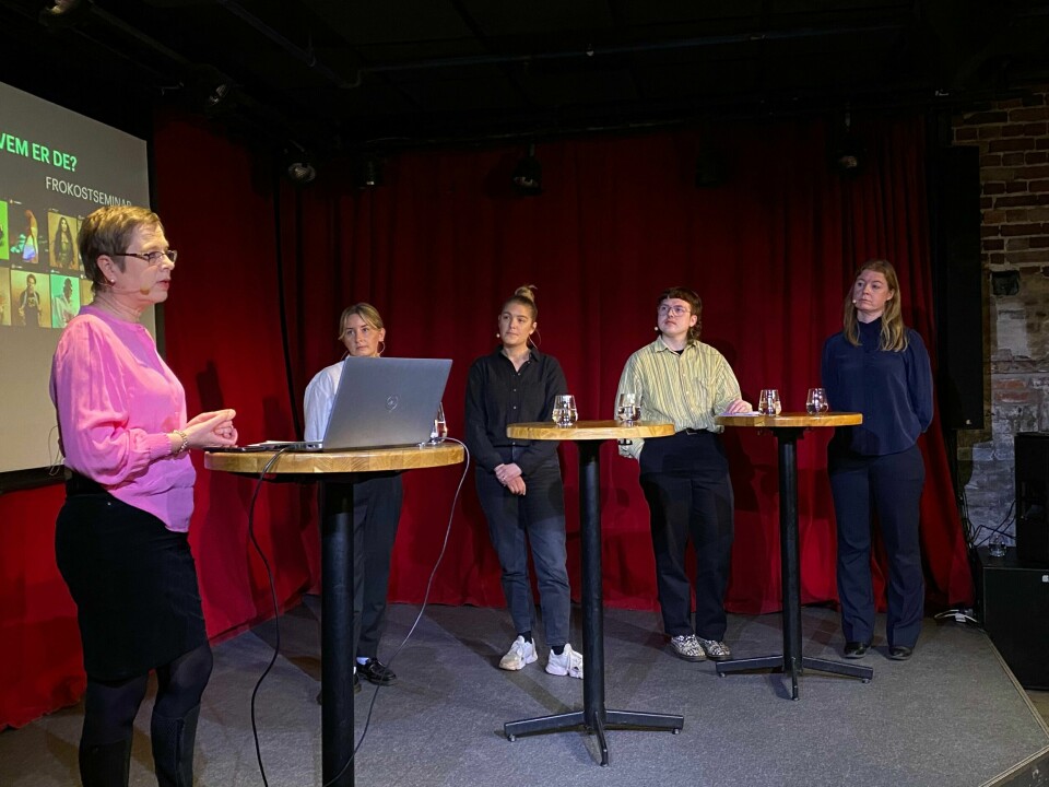 Panelsamtale med Mathilde Hogsnes, Marte Bruset Lunde, Isaac Elstad Røssnes og Marit Evensen om den nye rapporten. Debattleder var Mari Velsand (t.v.) i Medietilsynet. Panelsamtale på Kulturhuset.