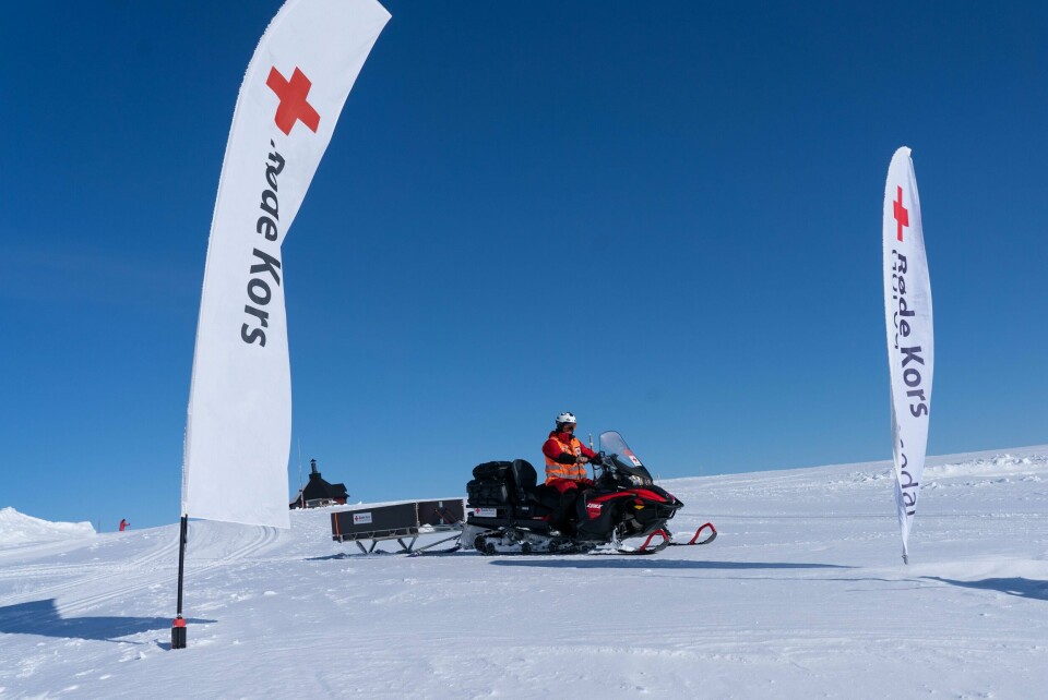En frivillig fra Gol og Hemsedal Røde Kors på snøscooter på påskefjellet. Røde Kors har leir på Golsfjellet i påsken. Foto: Erik Flaaris Johansen / NTB