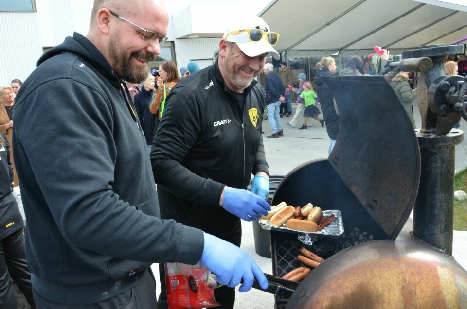Geir Roland Østråt Kraft og Tom Kvæstad griller for full maskin for å mette de frammøtte. Geir Roland Østråt Kraft og Tom Kvæstad griller for full maskin for å mette de frammøtte.