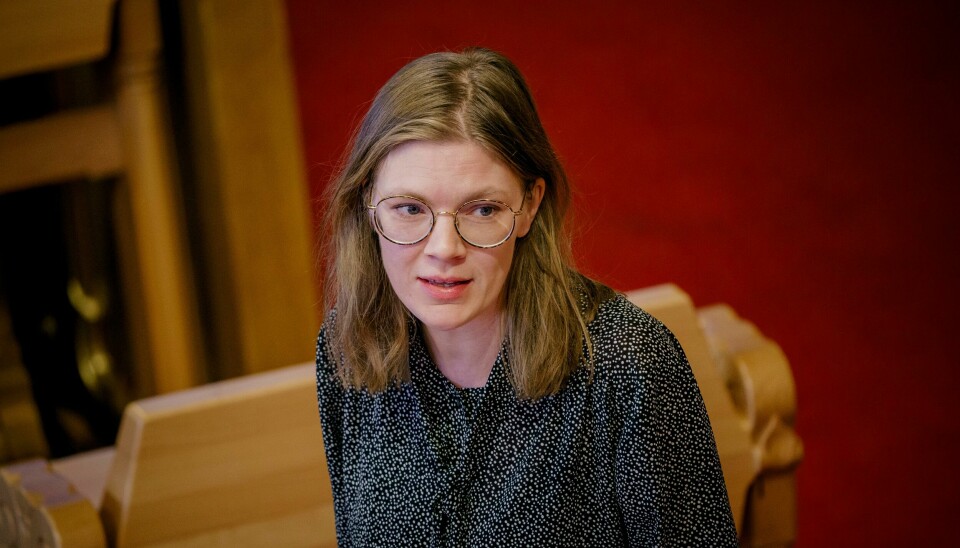 «Dersom den norske formuesskatten er problemet, finnes det altså en rekke flotte land å flytte til. Men Sveits er ikke blant dem», skriver Marie Sneve Martinussen. Marie Sneve Martinussen (R) under den muntlige spørretimen i Stortinget i november 2022.