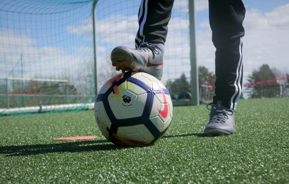 Fotballen beveger seg sakte, men sikkert bort fra å være den billige aktiviteten som alle kan drive med, skriver Eirik Hoff Lysholm, sjefredaktør i Dagsavisen og bekymret pappatrener på østkanten i Oslo. Fotballtrening. Barnefotball. Ungdomsfotball. Gresvik IF. Trondalen. Fotball.