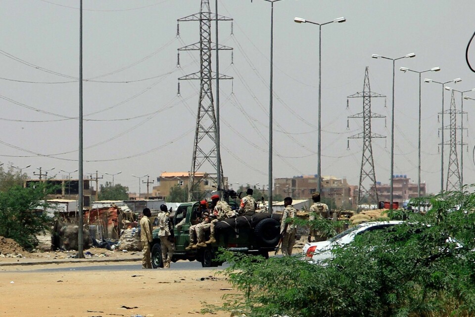Den paramilitære gruppen RSF sier den har tatt kontroll over presidentpalasset og flyplassen i Sudans hovedstad Khartoum. Den paramilitære gruppen RSF sier den har tatt kontroll over presidentpalasset og flyplassen i Sudans hovedstad Khartoum.