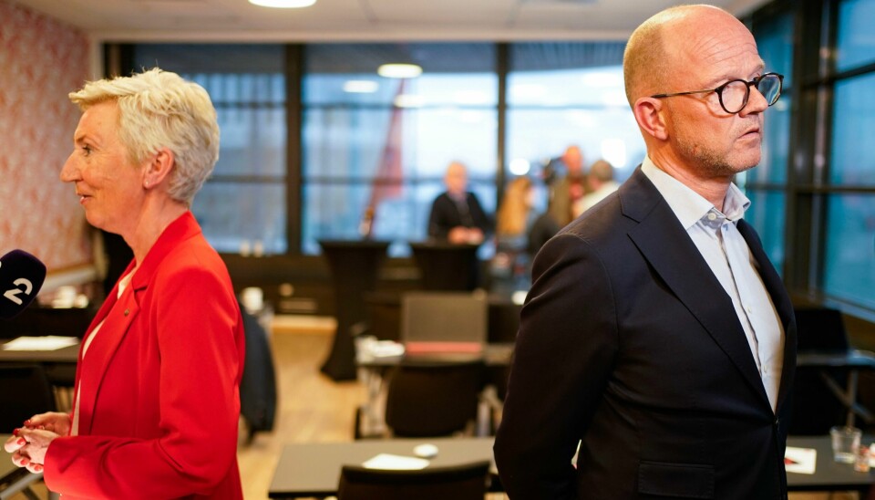 Avstanden mellom LO-leder Peggy Hessen Følsvik og NHO-sjef Ole Erik Almlid ble for stor. LO-leder Peggy Hessen Følsvik og NHO-sjef Ole Erik Almlid møter pressen etter at det ble brudd i meklingen.Foto: Terje Pedersen / NTB