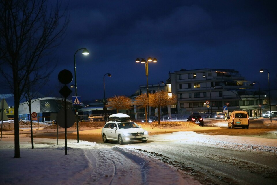 Hvem brøyter når det snør i snøfattige Stavanger? På bildet fra Stokkaveien like før jul i fjor er det kommunal snørydding som gjelder, mens fylkesveireformen har medvirket til sterk kostnadsøkning for riks- og fylkesveier. Det var mye snø og slaps i gatene i Stavanger fredag morgen.