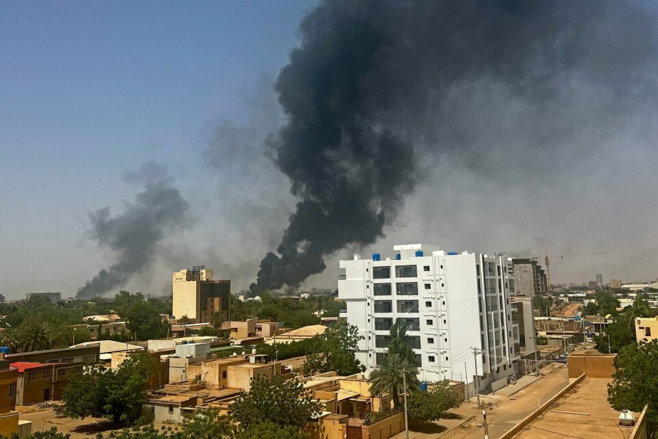 Røyk stiger opp over bygninger i Khartoum på grunn av kamper i hovedstaden. Bildet er fra 16. april. Røyk stiger opp over bygninger i Khartoum på grunn av kamper i hovedstaden. Bildet er fra 16. april.