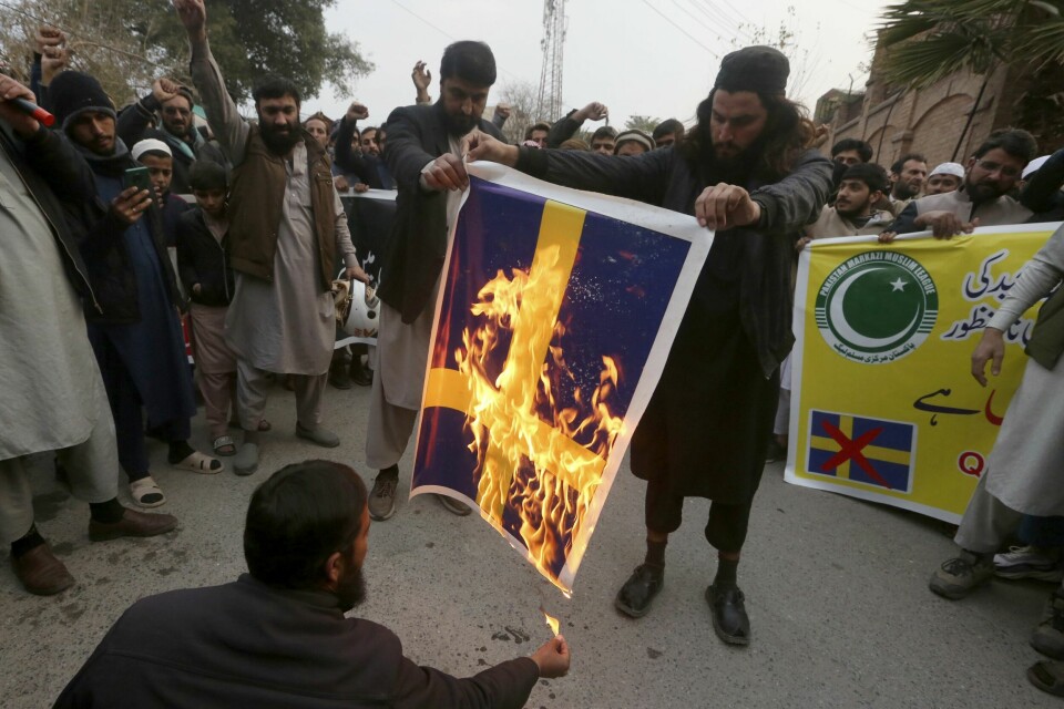 Svenske myndigheter begrunner stengingen med økt risiko for terror. Her fra en demonstrasjon i Peshawar i forbindelse med koranbrenningen i Stockholm av den høyreradikale politikeren Rasmus Paludan. Supporters of Pakistan Markazi Muslim League party burn a representative of Sweden flag during a demonstration against the burning of Quran, a Muslim holy book, by a Danish anti-islam activist, in Peshawar, Pakistan, Tuesday, Jan. 24, 2023. (AP Photo/Muhammad Sajjad)