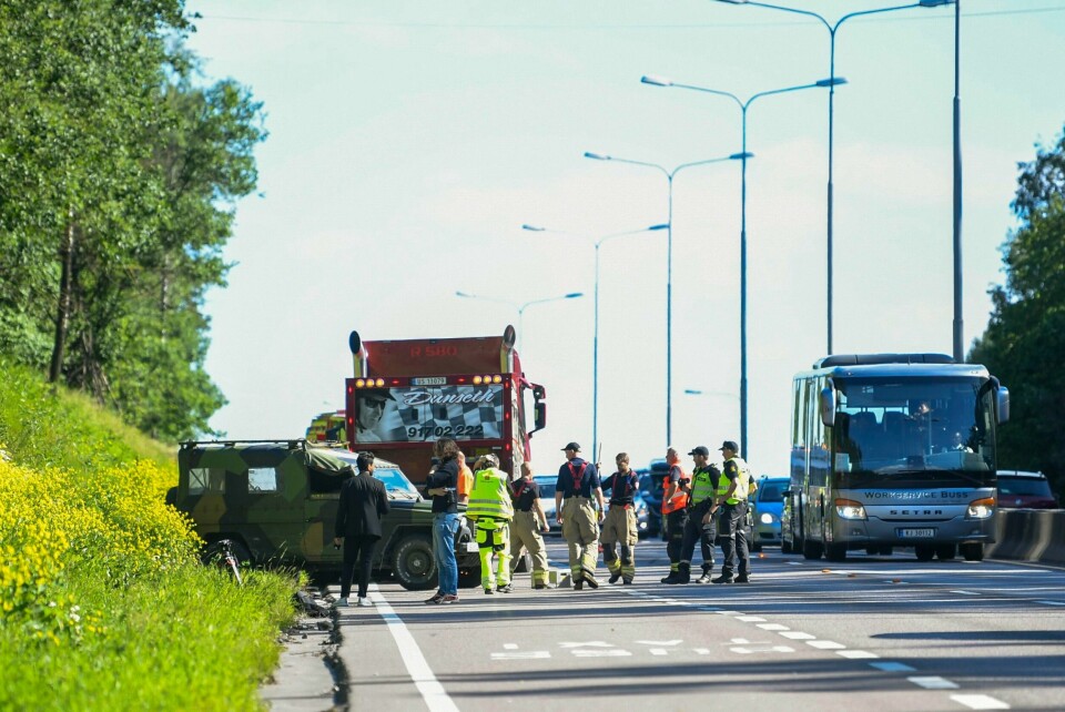 Det var 2. juni 2022 at Sian-leder Lars Thorsen og hans følge ble påkjørt på E6 ved Mortensrud i Oslo. Politiet og redningsarbeidere jobber med bilen til Sian-lederen på E6 ved Mortensrud. Foto: Annika Byrde / NTB