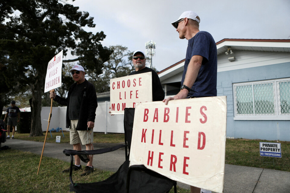 Abortmotstandere demonstrerer utenfor en abortklinikk i Clearwater i Florida i februar. Kvinner fra nabostater har reist til Florida for å få abort, men nå strammes loven sterkt inn også der. Abortmotstandere demonstrerer utenfor en abortklinikk i Clearwater i Florida i februar. Kvinner fra nabostater har reist til Florida for å få abort, men nå strammes loven sterkt inn også der.