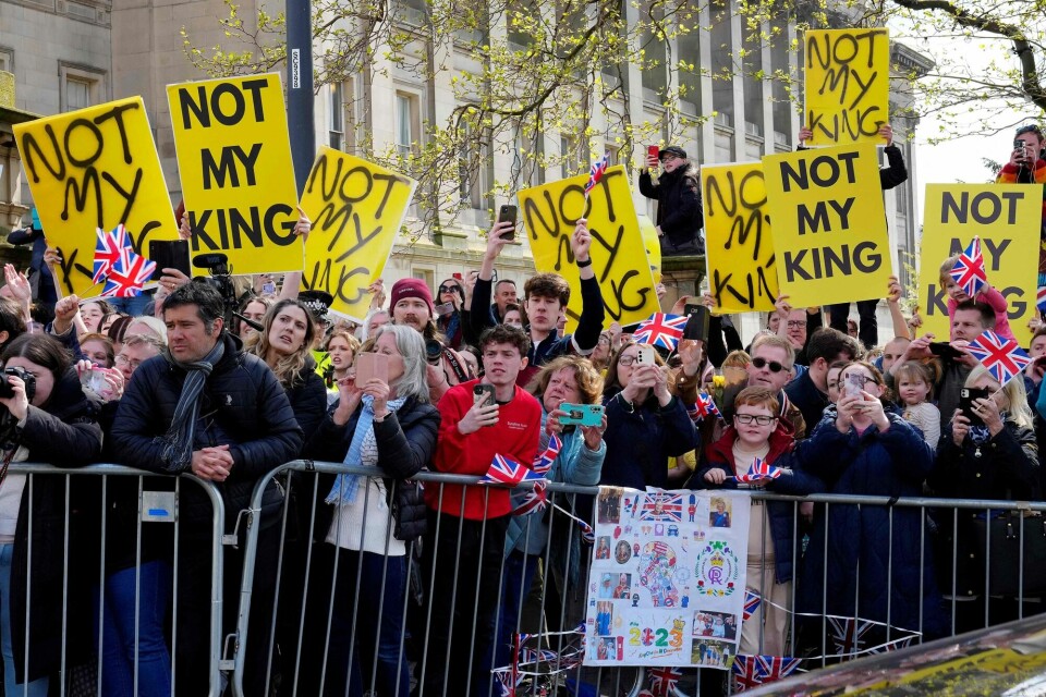 Monarkimotstandere har allerede demonstrert ved flere anledninger. Her holder de opp plakater der det står 'Not my king' under et besøk av kong Charles og dronning Camilla i Liverpool 26. april. Monarkimotstandere har allerede demonstrert ved flere anledninger. Her holder de opp plakater der det står 'Not My King' under et besøk av kong Charles og dronning Camilla i Liverpool 26. april.