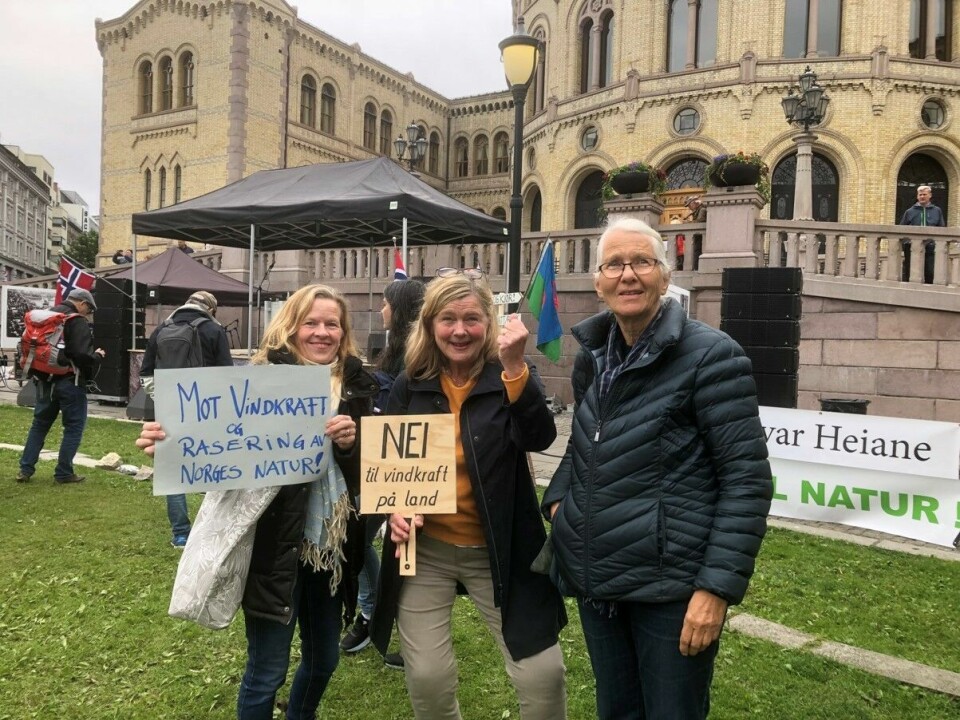 Kristin Brath har også ytret sine meninger foran Stortinget. Her flankert av Beate Nicolaissen og Grete Brustad Nilsen. Kristin Brath har også ytret sine meninger foran Stortinget. Her flankert av Beate Nicolaissen og Grete Brustad Nilsen.