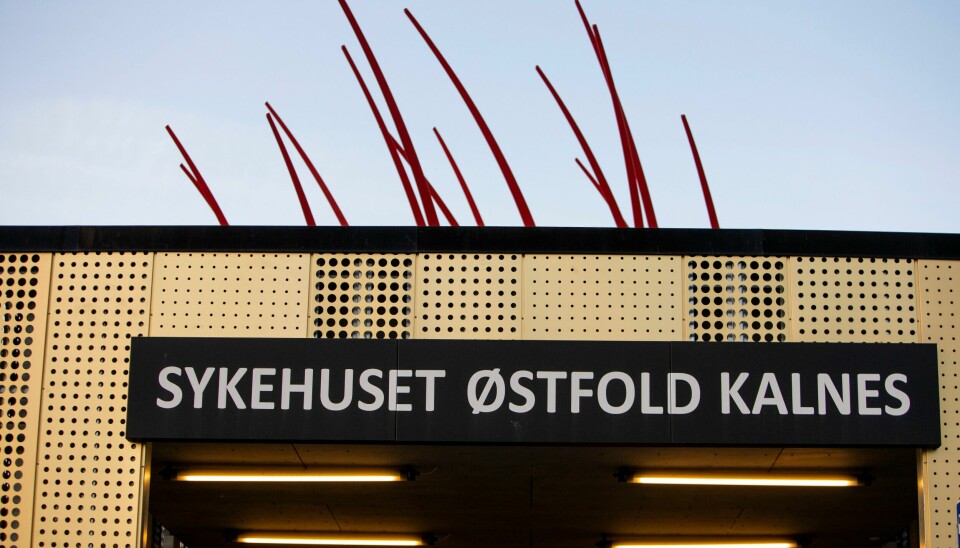 Totalt seks personer ble sendt til Sykehuset Østfold Kalnes med symptomer på forgiftning etter et russetreff i Halden lørdag. Bildet viser fasaden til sykehuset i Sarpsborg.