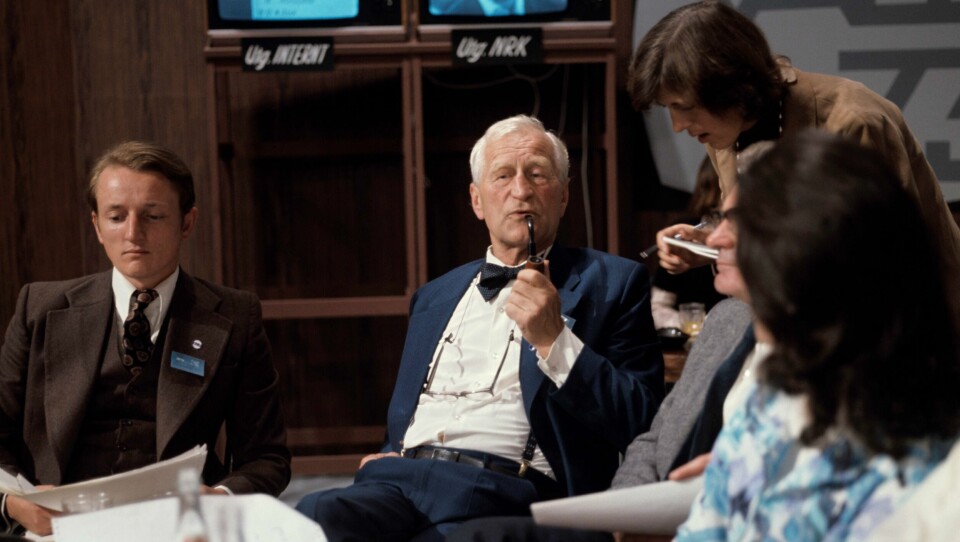 Stortingsvalget 1973 i Kringkastingshuset. Anders Lange, partileder i Anders Langes parti, røyker pipe mens han blir intervjuet av journalist. Anders Lange stiftet partiet som i dag heter Fremskrittspartiet i 1973. Her røyker han pipe mens han blir intervjuet av en journalist i forbindelse med stortingsvalget det samme året. Foto: NTB / Scanpix