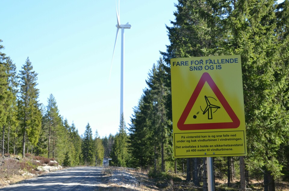 På vinterstid anbefales besøkende å holde 400 meter sikkerhetsavstand til vindturbinene. På vinterstid anbefales besøkende å holde 400 meter sikkerhetsavstand til vindturbinene.
