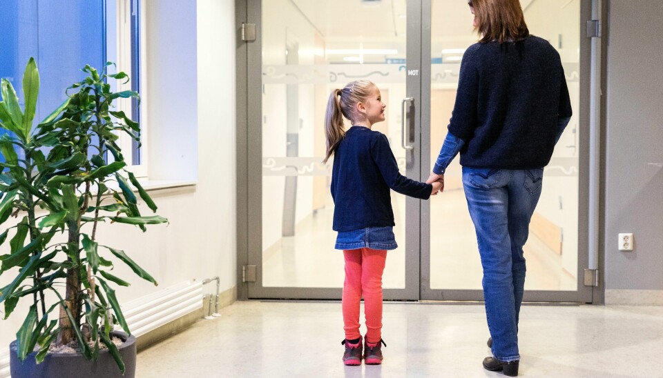 «Fosterforeldre har ikke rettigheter til å følge opp fosterbarnet, og da stiller jeg meg undrende til at ordningen består», skriver kronikkforfatteren. Illustrasjonsbilde. Barn og mor i gangen på sykehus.