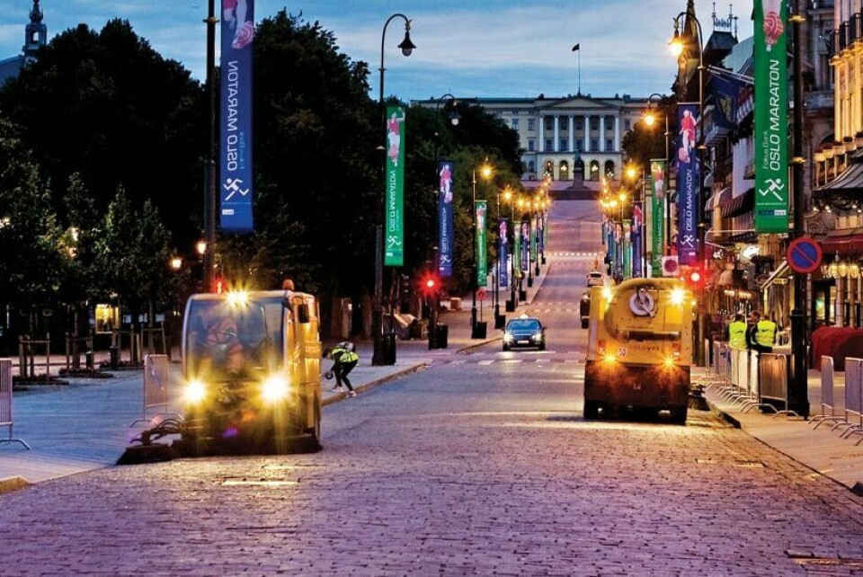 Feiebilene er på plass i Oslo sentrum hver eneste natt. – Det går to-tre feiebiler, søppelbil, spylebil og tre-fire mann som plukker søppel sånn i snitt. Vi feier opp alt løst avfall, det være seg alt fra pappkrus, papir og matrester til knust glass, grus, visne blader og blomster, forteller seksjonssjef Joakim Hjertum i Bymiljøetaten. Feiebilene er på plass i Oslo sentrum hver eneste natt. – Det går to-tre feiebiler, søppelbil, spylebil og tre-fire mann som plukker søppel sånn i snitt. Vi feier opp alt løst avfall, det være seg alt fra pappkrus, papir og matrester til knust glass, grus, visne blader og blomster, forteller seksjonssjef Joakim Hjertum i Bymiljøetaten.