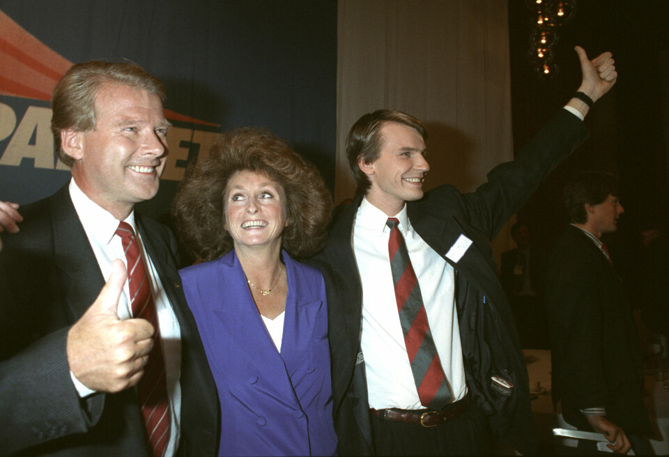 OSLO 19890911: Partileder Fremskrittspartiet, Carl I. Hagen med tommel opp og seierssmil sammen med fru Eli og Tor Mikkel Wara i forbindelse med partiets gode resultater ved Stortingsvalget.Foto: Jørn H. Moen NTB / NTB Carl I. Hagen ble valgt som formann i Fremskrittspartiet i 1978. På bildet jubler han over gode resultater ved stortingsvalget i 1989 sammen med kona Eli Hagen og Tor Mikkel Wara, som senere ble justisminister i Solberg-regjeringen.Foto: Jørn H. Moen NTB / NTB