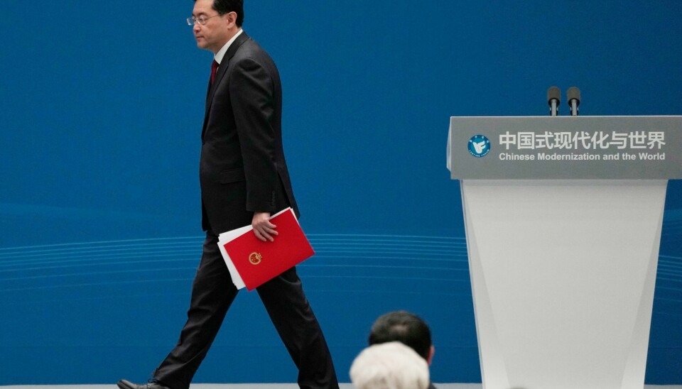 Kinas utenriksminister Qin Gang på vei ned fra talerstolen etter å ha holdt en tale der han blant annet diskuterte Taiwan. Kinas utenriksminister Qin Gang på vei ned fra talerstolen etter å ha holdt en tale der han blant annet diskuterte Taiwan. Foto: Ng Han Guan / AP / NTB