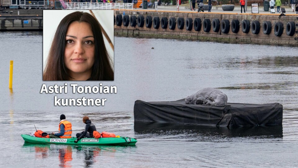 Astri Tonoian fra Moss lagde Freya-statuen som dukket opp i Bjørvika i Oslo natt til mandag forrige uke. Stuntet fikk mye oppmerksomhet, før statuen ble fjernet av Oslo Havn dagen etter. Bronseutgaven av statuen skal avdukes på Kongen Marina kl. 12.00 lørdag 29. april. Astri Tonoian lagde Freya-statuen som dukket opp i Bjørvika i Oslo natt til mandag forrige uke. Stuntet fikk mye oppmerksomhet, før statuen ble fjernet av Oslo Havn dagen etter. Bronseutgaven av statuen skal avdukes på Kongen Marina kl. 12.00 lørdag 29. april.