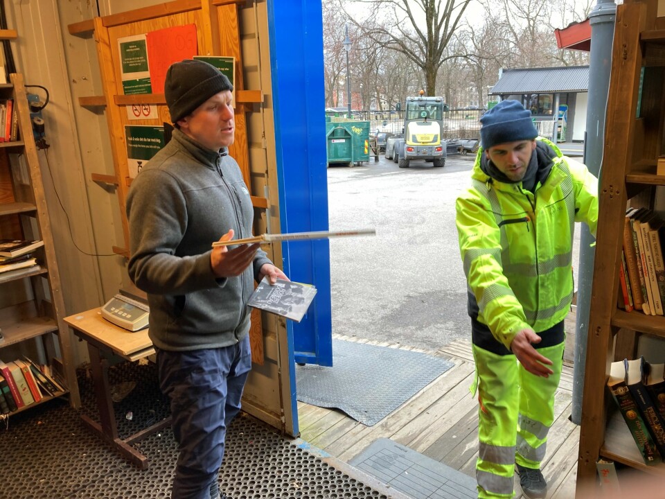 – Og hvor skal jeg plassere disse barnebøkene? Det spørsmålet får Niclas Blådal kjapt svaret på fra Carlos Lopez Hernandes, en av de andre ansatte ved Sofienberg minigjenbruksstasjon. Et fullt ut fungerende polaroidkamera er blant det som nylig ble levert inn til Sofienberg minigjenbrukstasjon. Ivar Røe, som jobber der, regner med at det fort forsvinner fra hyllene.