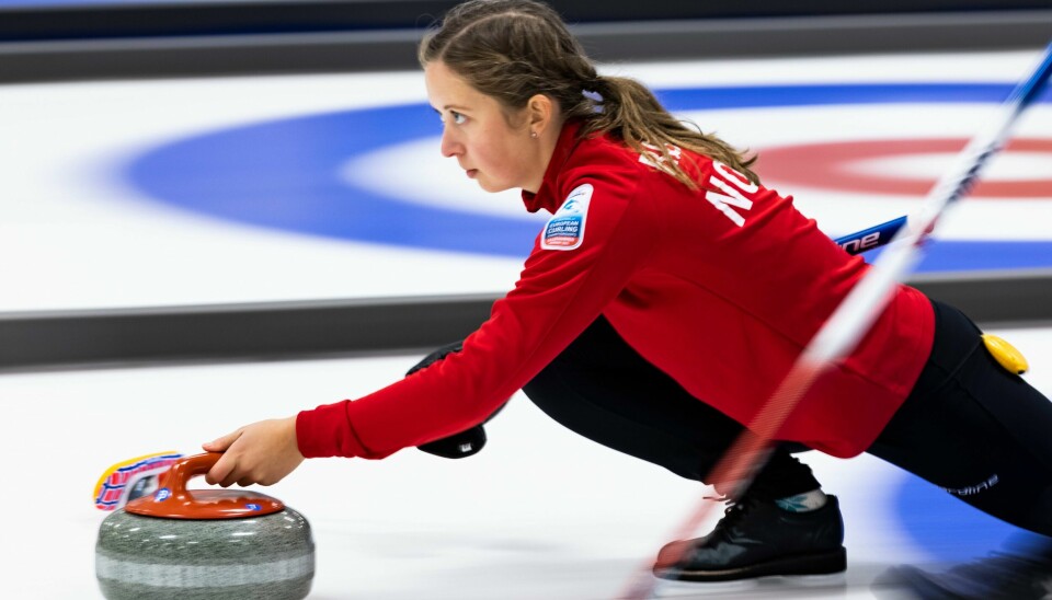 Martine Vollan Rønning og Mathias Brænden har åpnet curling-VM på en strålende måte. Martine Vollan Rønning og Mathias Brænden har åpnet curling-VM på en god måte.Foto: Geir Olsen / NTB