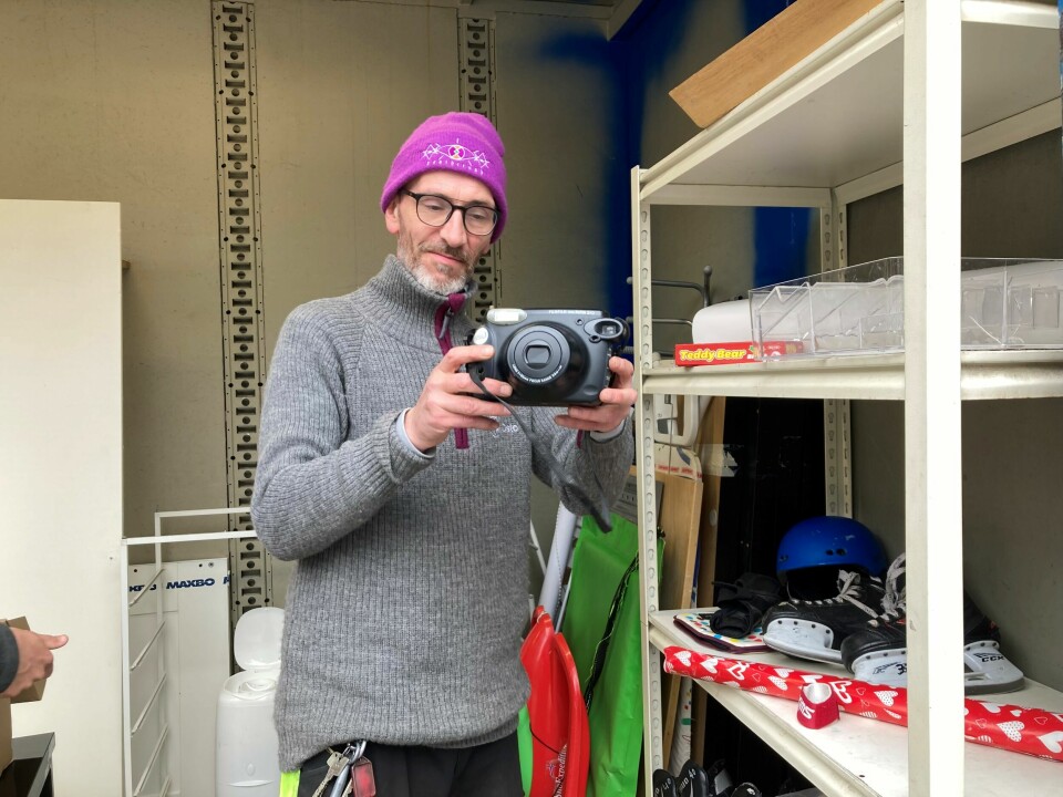 Et fullt ut fungerende polaroidkamera er blant det som nylig ble levert inn til Sofienberg minigjenbrukstasjon. Ivar Røe, som jobber der, regner med at det fort forsvinner fra hyllene. Et fullt ut fungerende polaroidkamera er blant det som nylig ble levert inn til Sofienberg minigjenbrukstasjon. Ivar Røe, som jobber der, regner med at det fort forsvinner fra hyllene.