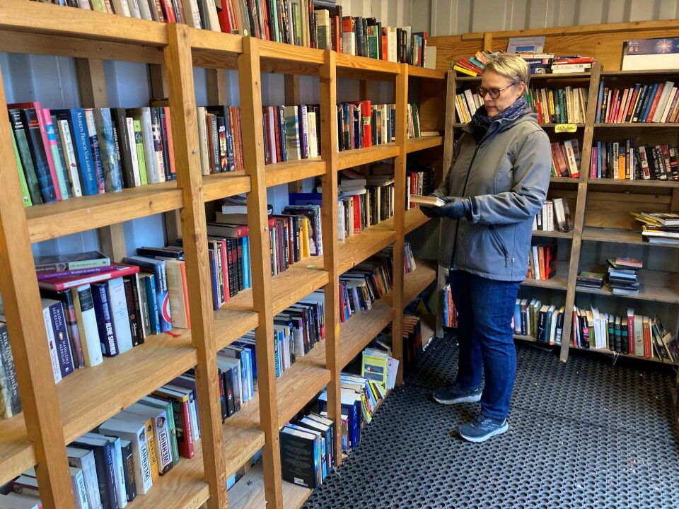 Kjersti Rønaasen har et ekstra «bibliotek» i sitt nærområde. Utvalget av bøker i hyllene ved Sofienberg minigjenbruksstasjon er alltid stort og med mange nye titler stadig vekk. – Det eneste jeg har å utsette på dette tilbudet, er at det ikke er åpent i helgene, sier Rønaasen. Kjersti Rønaasen har et ekstra «bibliotek» i sitt nærområde. Utvalget av bøker i hyllene ved Sofienberg minigjenbruksstasjon er alltid stort og med mange nye titler stadig vekk. – Det eneste jeg har å utsette på dette tilbudet, er at det ikke er åpent i helgene, sier Rønaasen.