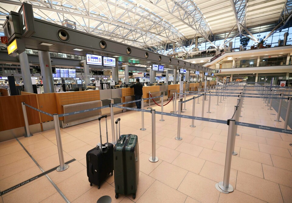 En passasjer undersøker reisemulighetene under en streik i forrige uke på flyplassen i Hamburg. Mandag er det streik i Berlin. Det var stille på Hamburg flyplass torsdag ettermiddag. Ifølge flyplassforeningen ADV rammes totalt 100.000 passasjerer av streik på fire tyske flyplasser torsdag og fredag. Foto: Christian Charisius / DPA / AP / NTB