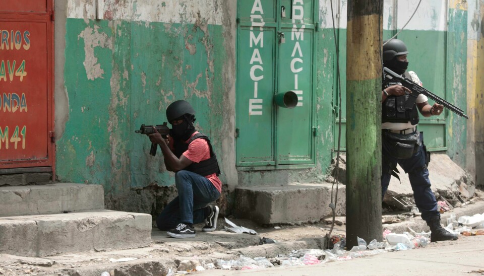 Politiet i Haiti i aksjon tidligere i uken etter at 13 gjengmedlemmer ble dratt ut av en politibil, banket opp og drept ved at det ble satt fyr på bildekk rundt halsen deres. Politiet i Haiti i aksjon tidligere i uken etter at 13 gjengmedlemmer ble dratt ut av en politibil, banket opp og drept ved at det ble satt fyr på bildekk rundt halsen deres. Foto: Odelyn Joseph / AP / NTB