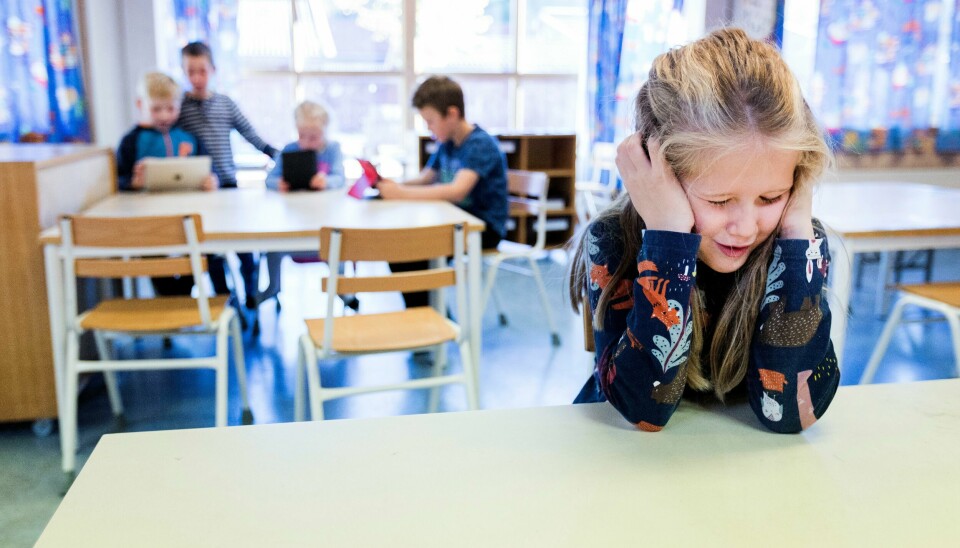 – Å ikke gi en ytterst nødvendig pause kan føre til ikke bare full skolevegring, men også til en elev som totalt mister læringslysten, eller utvikler angst eller depresjon, skriver innleggsforfatteren. Illustrasjonsbilde. Elev som er trist i en klassesituasjon på barneskole.