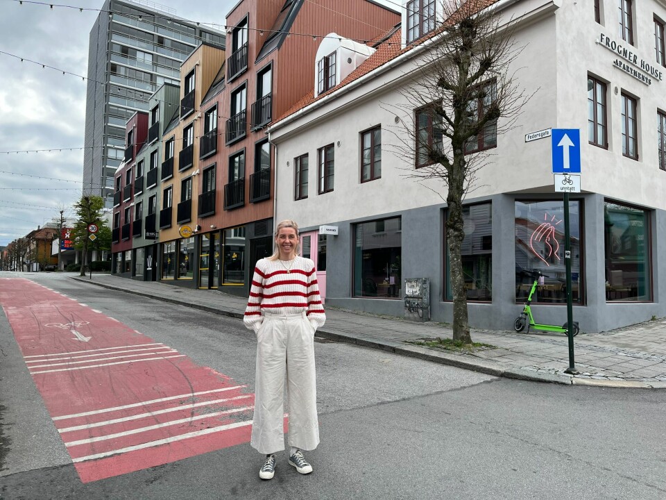 Rett over hodet på Elisabeth Schibevaag skal det snart henge et nytt skilt. Men ingen vet hva som skal stå på det ennå. Rett over hodet på Elisabeth Schibevaag fra Pedersgata Utvikling skal det snart henge et nytt skilt. Men ingen vet hva som skal stå på det ennå.