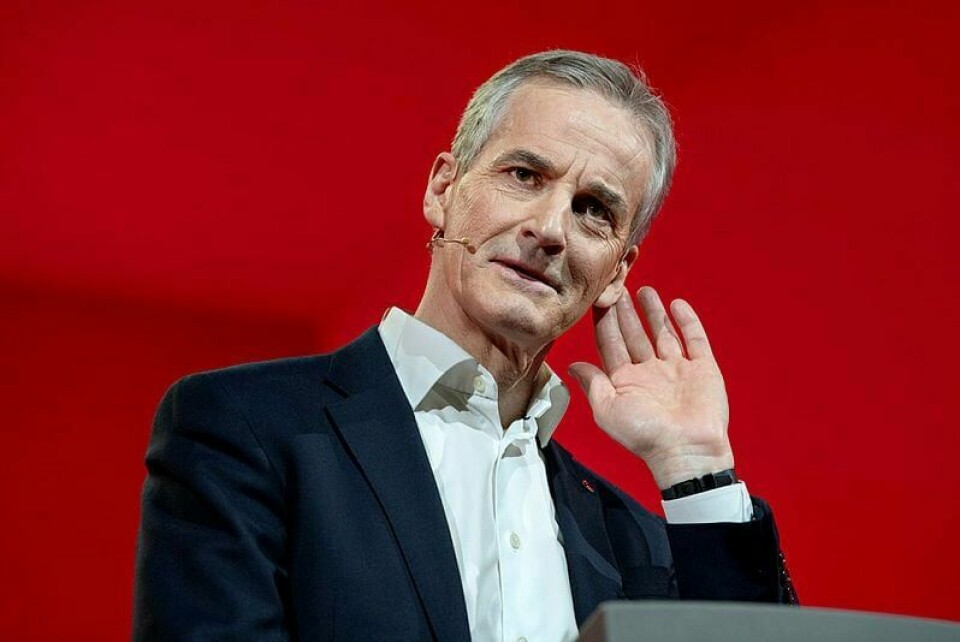 Jonas Gahr Støre har det ikke lett som statsminister når regjeringen må være lydhør for stadig kritikk fra begge sider i norsk politikk. Mann som lytter