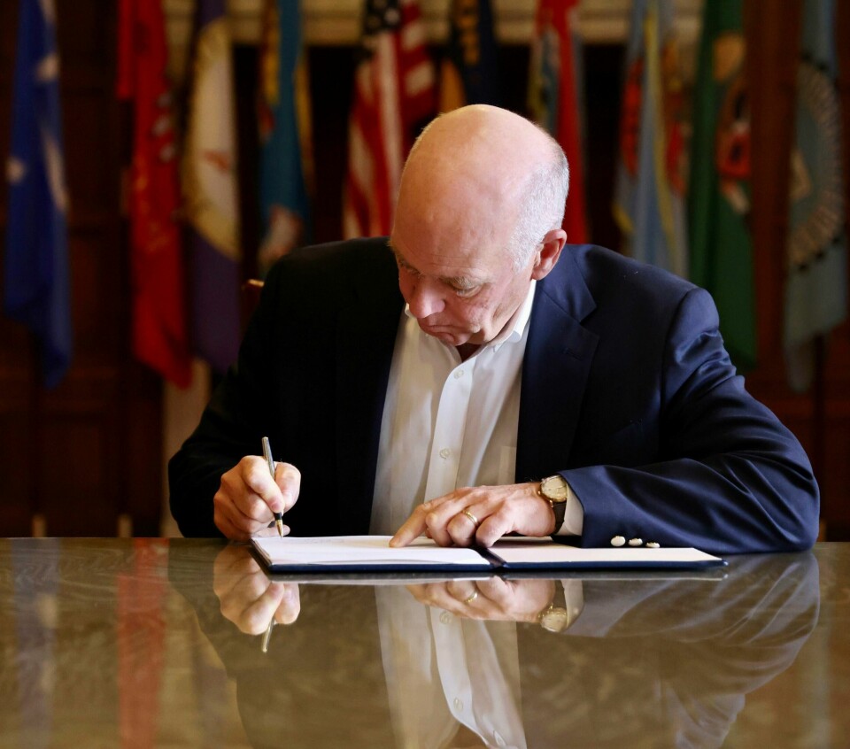 Montanas guvernør Greg Gianforte skrev onsdag under på Tiktok-forbudet. Montanas guvernør Greg Gianforte skrev onsdag under på Tiktok-forbudet. Foto: Garrett Turner / Montanas guvernørkontor / AP