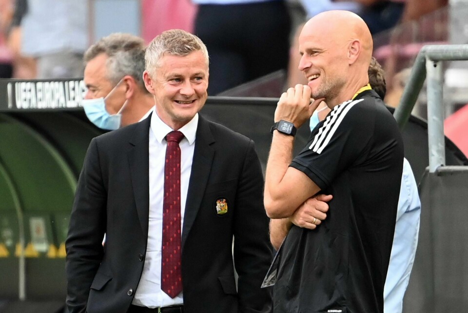 Ole Gunnar Solskjær hyller Michael Carrick. Her sammen med Ståle Solbakken