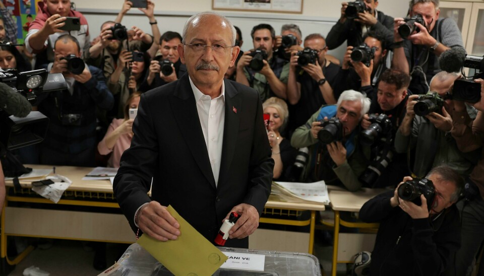 Utfordrer Kemal Kilicdaroglu avga søndag formiddag sin stemme i Ankara. Han lover å gjenreise demokratiet i Tyrkia dersom han kommer til makten. Utfordrer Kemal Kilicdaroglu avga søndag formiddag sin stemme i Ankara. Han lover å gjenreise demokratiet i Tyrkia dersom han kommer til makten. Foto: AP / NTB