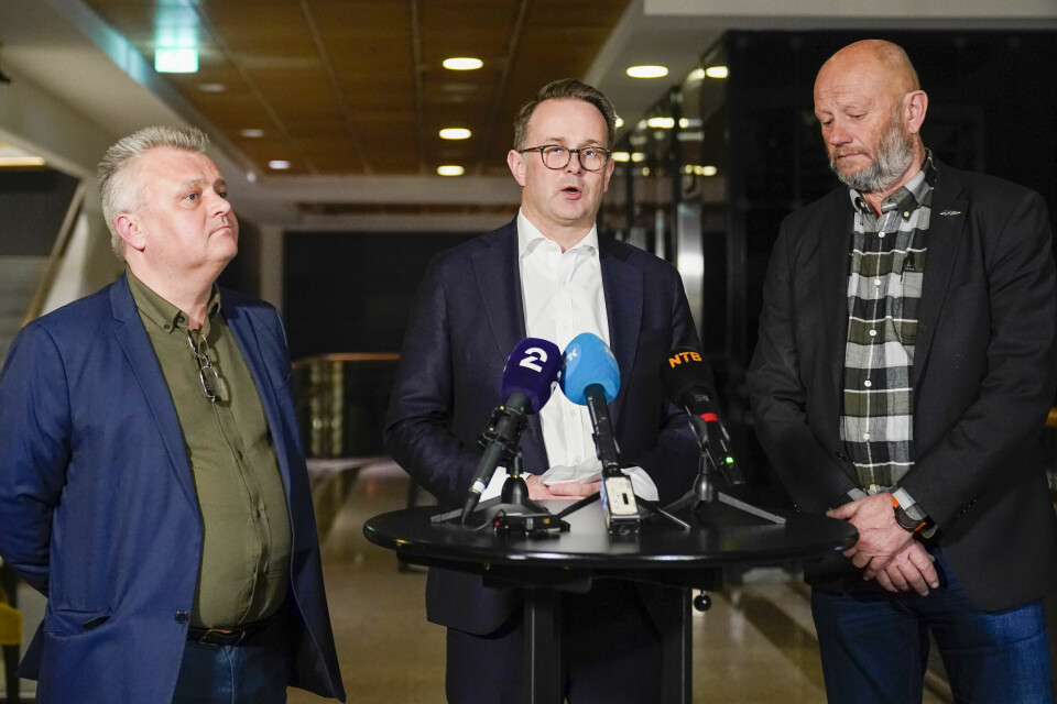 Oslo 20220401. Riksmekler Mats Ruland, flankert av leder i Fellesforbundet Jørn Eggum (t.v.) og direktør i Norsk Industri Stein Lier Hansen informerer pressen om resultatet etter meklingen i frontfaget. Meklingene fant sted på Hotel Opera i Oslo.Foto: Håkon Mosvold Larsen / NTB Leder i Fellesforbundet Jørn Eggum og direktør i Norsk Industri Stein Lier Hansen sammen med riksmekler Mats Ruland (i midten). Foto: Håkon Mosvold Larsen / NTB