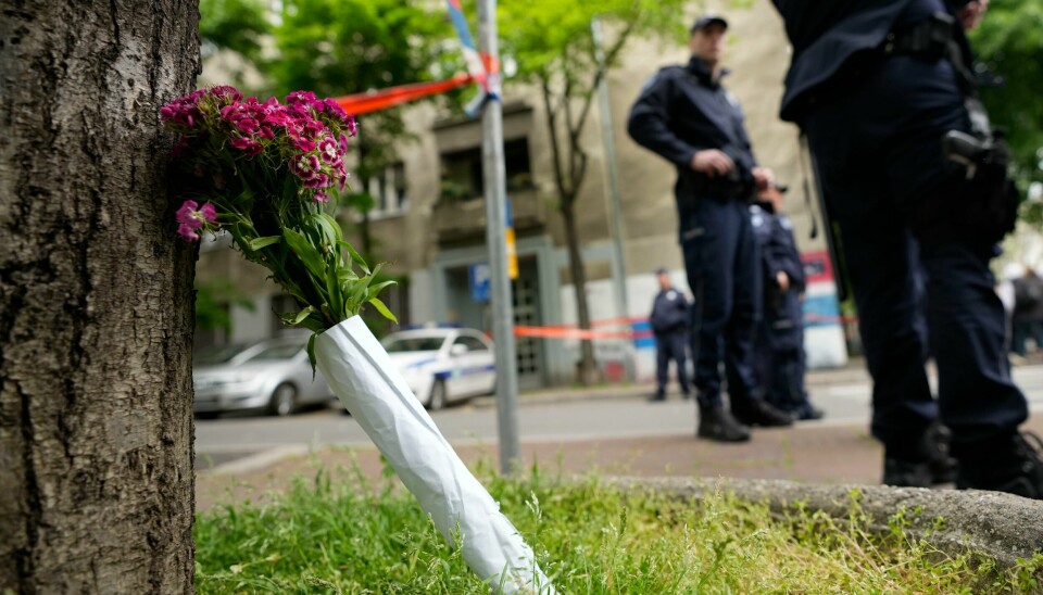Blomster er lagt ned utenfor skolen i Beograd der en 13-åring skal ha drept åtte elever og en sikkerhetsvakt onsdag. Blomster er lagt ned utenfor skolen i Beograd der en 13-åring skal ha drept åtte elever og en sikkerhetsvakt onsdag. Foto: Darko Vojinovic / AP / NTB