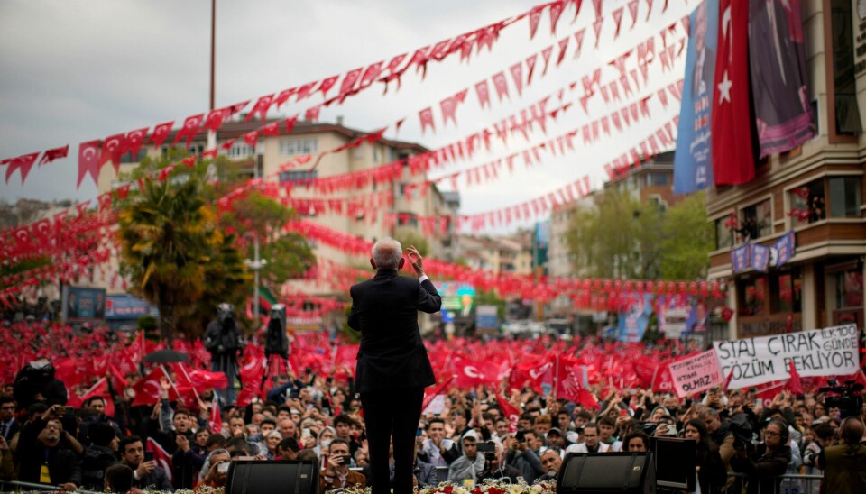 Kemal Kilicdaroglu, leder for Tyrkias opposisjonsallianse, taler til tilhengere på et valgkampmøte i Tekirdag 27. april. Opposisjonsalliansen anklager president Recep Tayyip Erdogans valgkamp for skitne knep. Kemal Kilicdaroglu, leder av Tyrkias viktigste opposisjonsparti, CHP, prøver å overbevise velgere før valget 14. mai. Han er hovedutfordreren til president Recep Tayyip Erdogan, som beskyldes for å føre Tyrkia mot et autoritært styresett. Kilicdaroglu regnes som en politisk brobygger som lover å gjenopprette demokratietFoto: Francisco Seco / AP / NTB