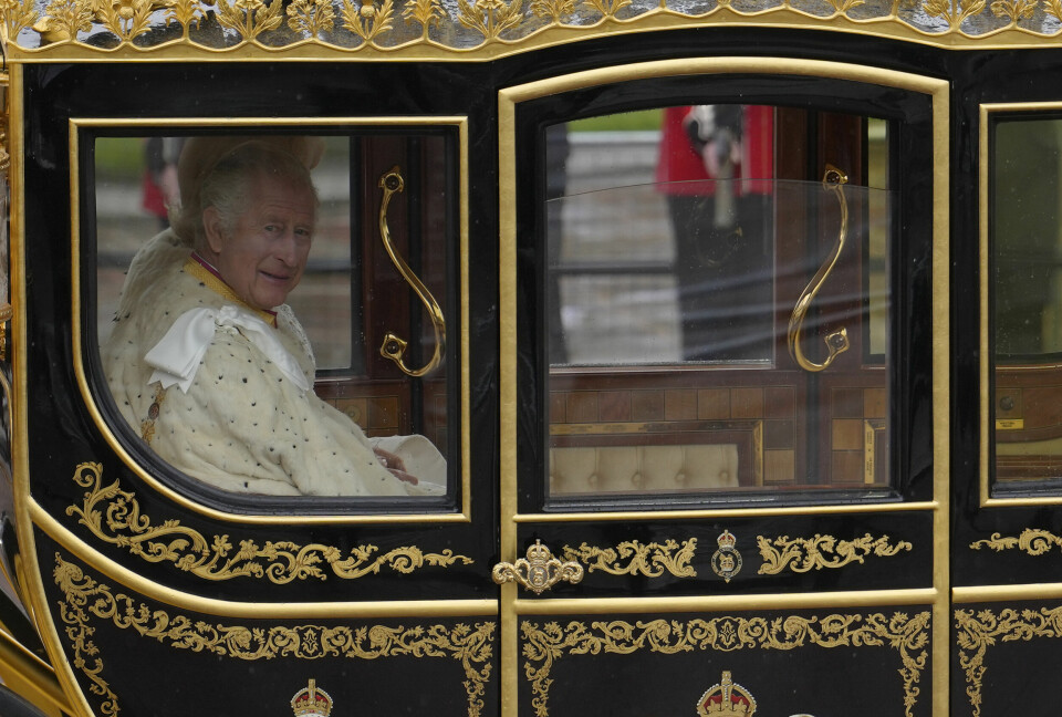 Kongeparet på vei til kroningen. Kong Charles og dronning Camilla er på vei til Westminster Abbey for å krones. Foto: Vadim Ghirda / AP / NTB